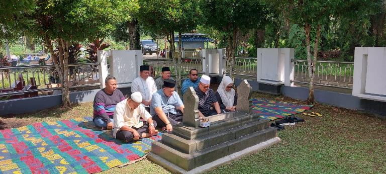  Rusli Zainal  Ziarah ke Makam Almarhum H. Soegianto, Yopi: Terimakasih Om